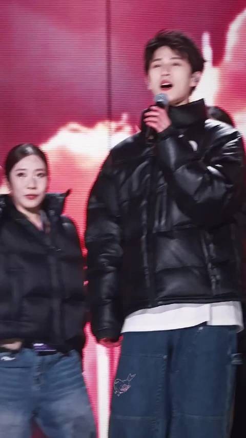 李昀锐跨年晚会彩排路透 像个小企鹅,太可爱啦!