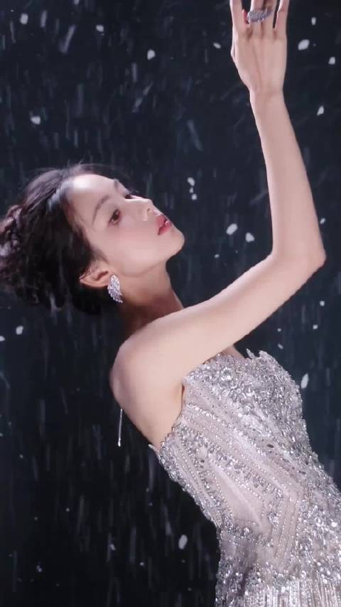 陈都灵的造型真的是美到了极致，已经狠狠心动了