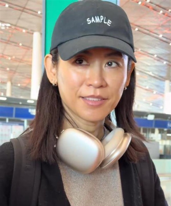 55岁宣萱被偶遇，素颜脸色蜡黄皱纹明显，大腿又直又细身材像平板