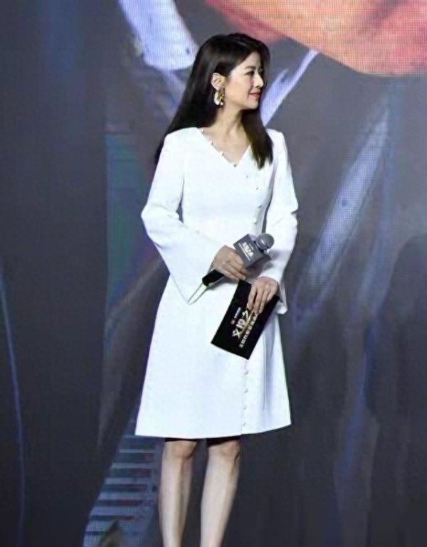 她和撒贝宁同居多年，却转身投入富豪怀抱，没想到现在竟沦落至此