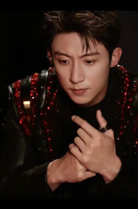 黄景瑜湖南跨年造型曝光,暗夜伯爵烛光玫瑰惊艳