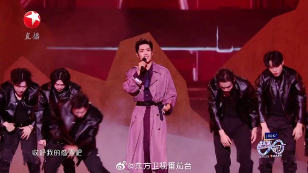 肖战全开麦唱跳舞台首秀,气场全开燃炸跨年夜