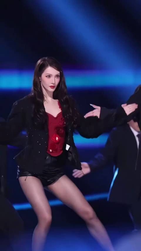 金晨红毯造型引争议，妆容被指拖累整体效果