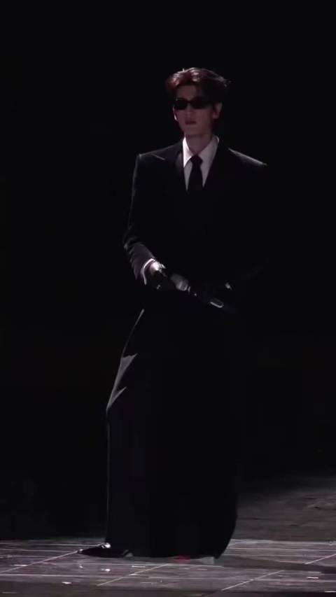 张凌赫湖南卫视跨年独唱模特,低音炮嗓音引爆舞台