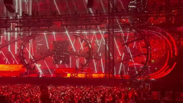 王源跨年演唱会首场开唱,斜开舞台搭配光影特效震撼全场
