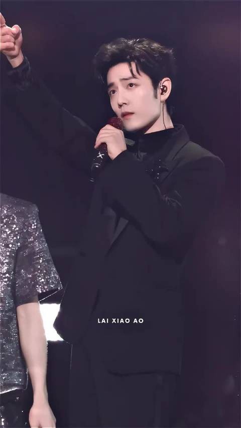 肖战跨年夜暗示将开演唱会，粉丝点歌互动引期待