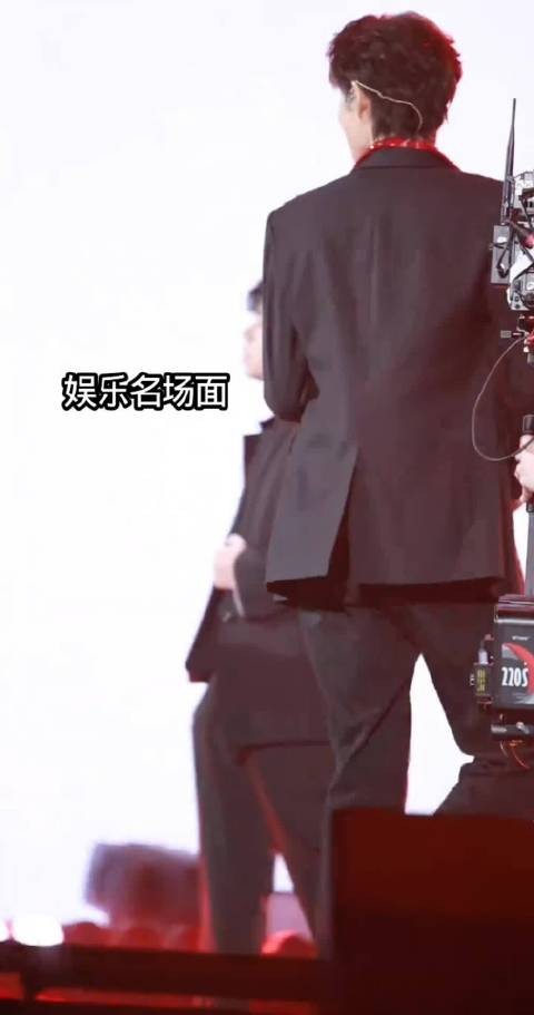 柯淳歌唱的不赖啊，柯淳扭的太帅了，痞帅痞帅的那个劲儿