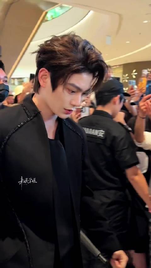 丁禹兮这个侧脸也太绝了吧,气质是真的好好