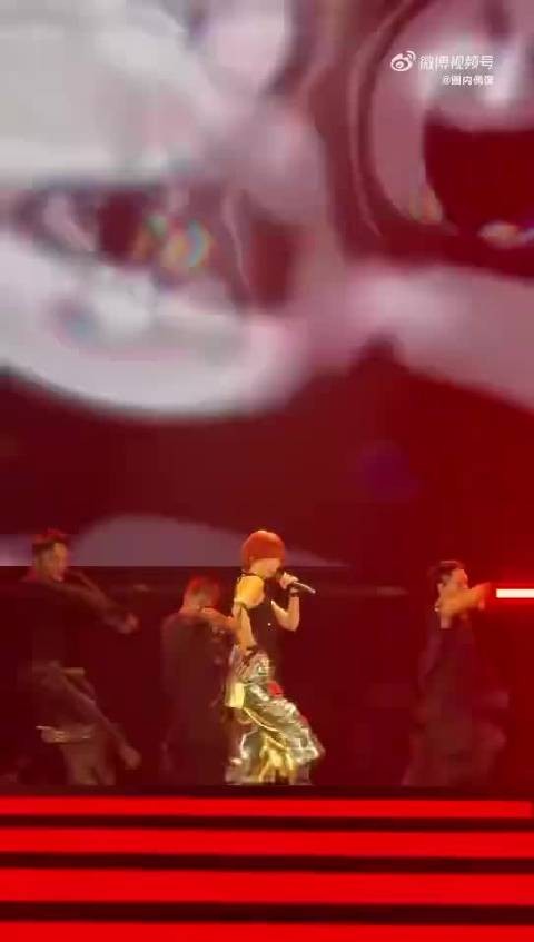 杨丞琳术后百天复出跨年舞台，红发唱跳气场全开