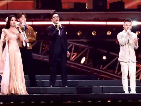 “辞家千里又千里 务必争气再争气”汪涵何炅合唱这首歌听得人想哭