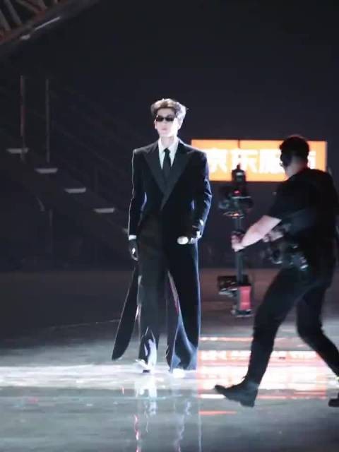 张凌赫这气场真的绝了,说他是男人中的迈巴赫一点都不夸张,好高级