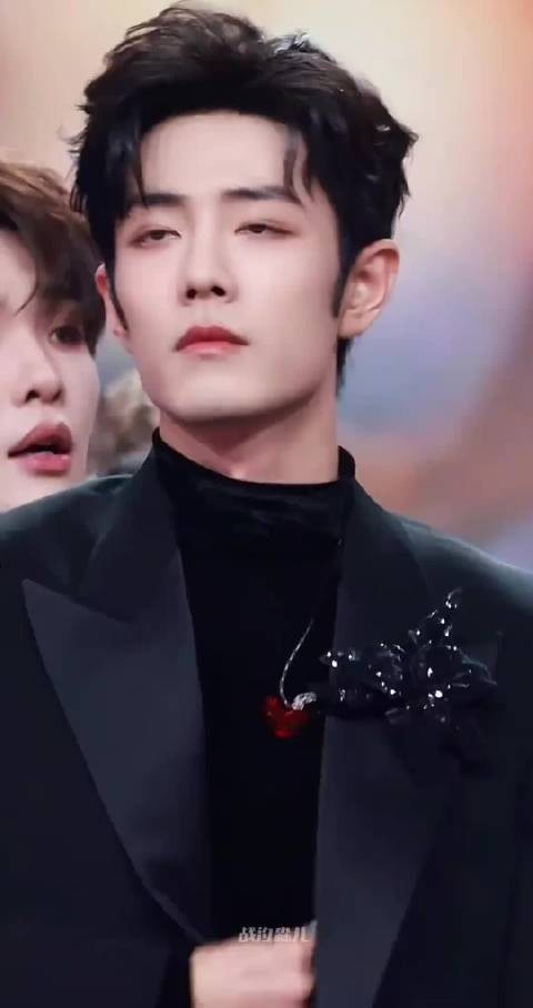 如果是演唱会真的很期待了,好想看到肖战在舞台上闪闪发光地表演