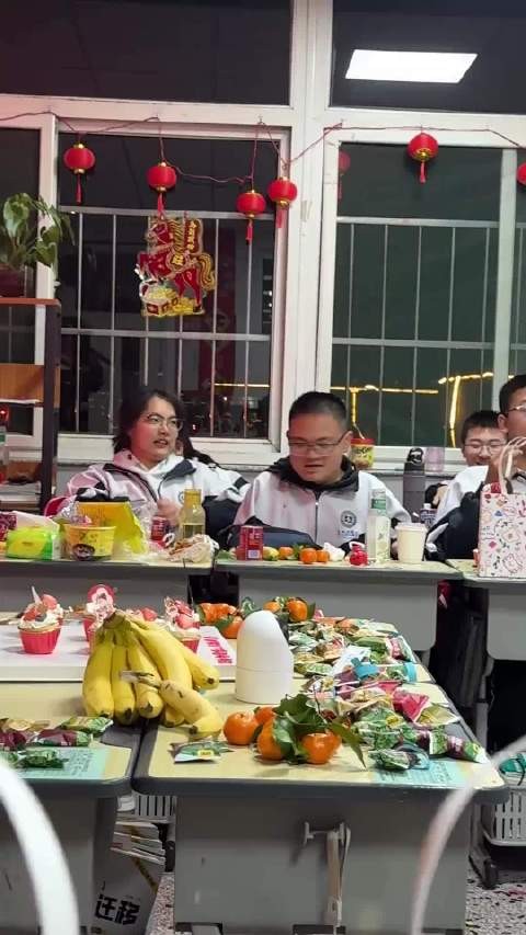 这是对同桌有多大的仇啊，看这凶狠的表情，感觉早就想这样整蛊同桌了