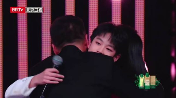 曹颖分享高颜值父母恩爱日常