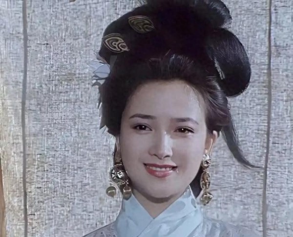 原来他才是何晴最后的依靠，因戏结缘30多年友情，还是皇帝专业户