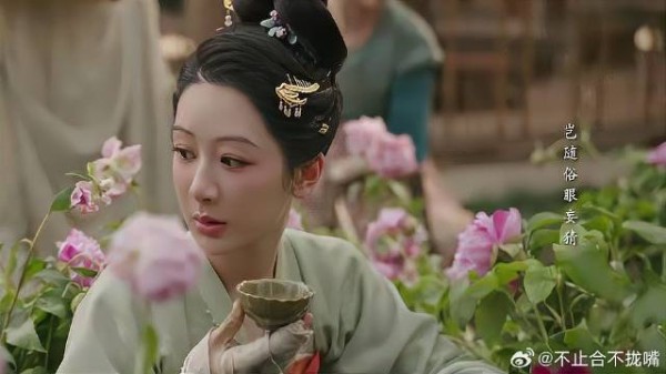 小春帮忙驱除害虫，胜意不给她水喝，何淮芳把水给她