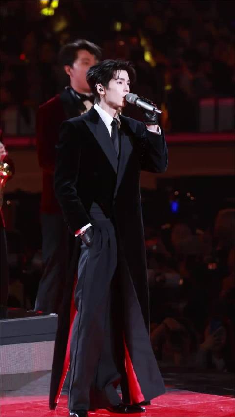 沈梦辰与张凌赫同框合照，颜值吸睛