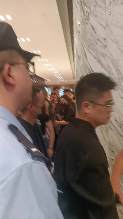 粉丝回忆初见羽洁细节,激动手抖未拍全挥手瞬间