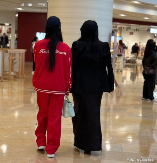 网友偶遇李湘母女，现实中看其实也就是微胖身材