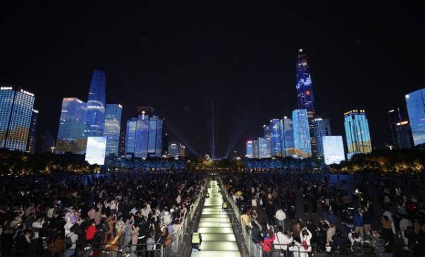 图集|《辉煌新时代》主题灯光秀上演