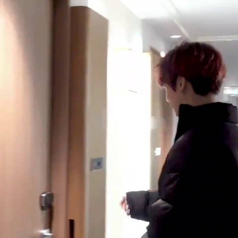 田柾国 200104 使劲按门铃的一定是JK (看他那个小表情kkk)