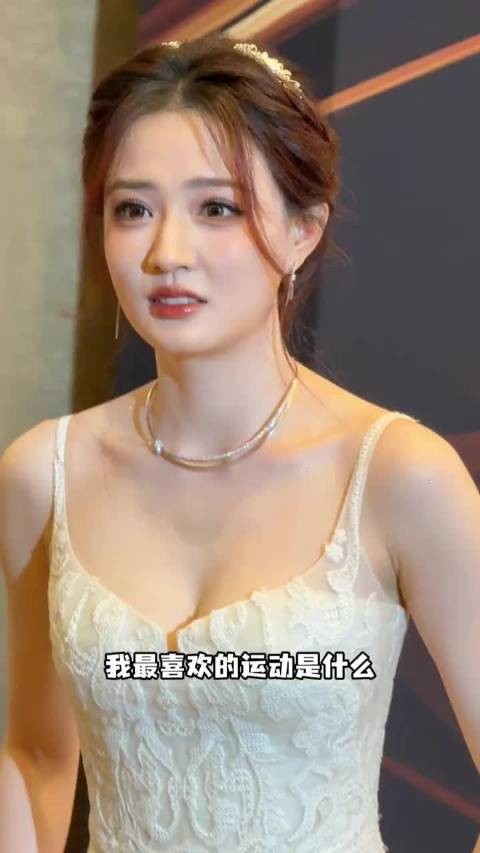 徐璐近距离遭“土味情话”攻击还唱起来了 好可爱好漂亮!