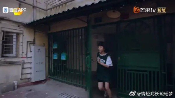 李尖尖扑到凌霄身上不撒手,被她爸看见了,尴尬!