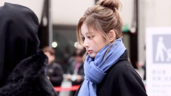 雪允台北松山机场返韩，生日大屏点亮引关注