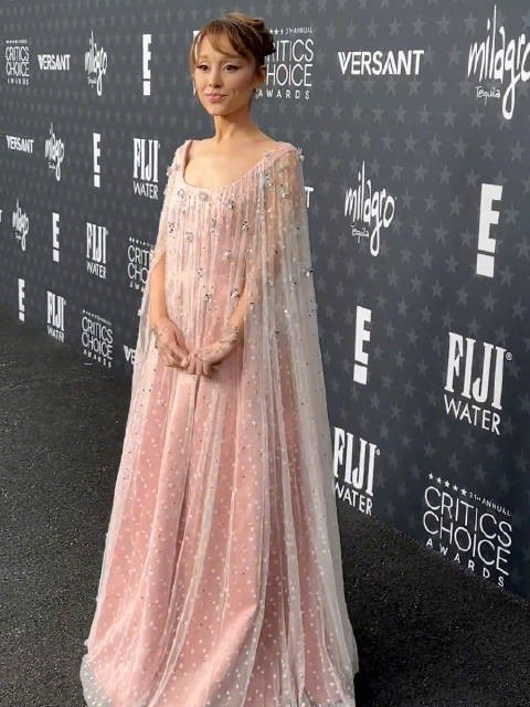 A妹 Ariana Grande 出席第31届年度评论家选择奖