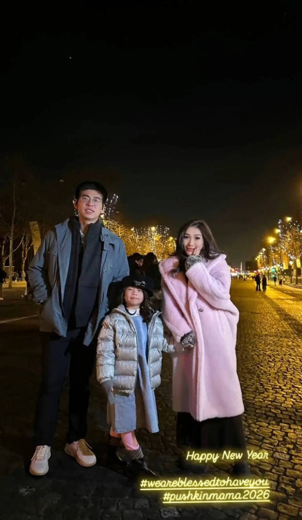 何超盈牵着女儿的手拍照，爱意满满。