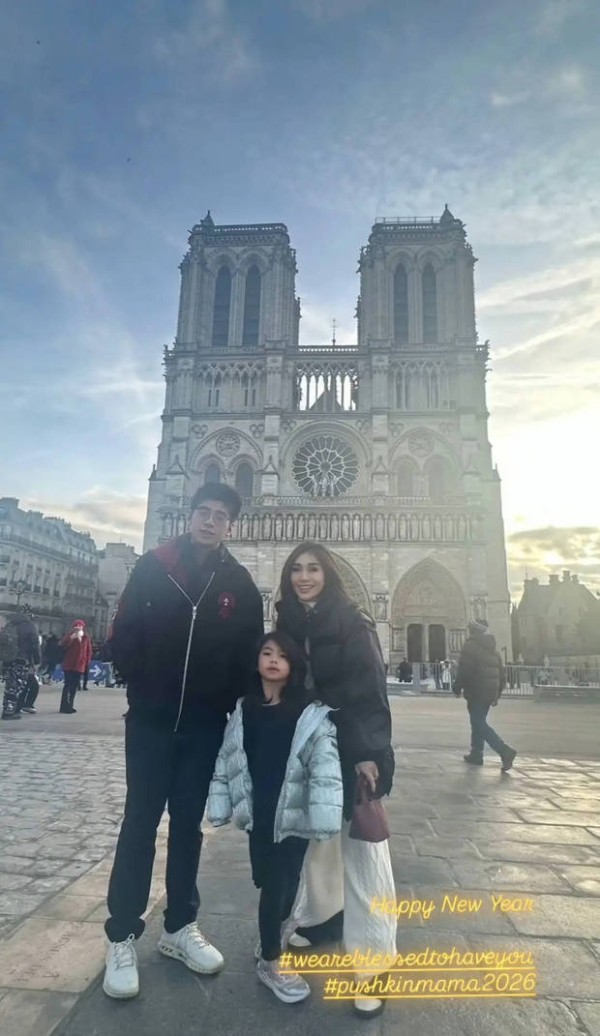 何超盈一家三口去法国旅行。