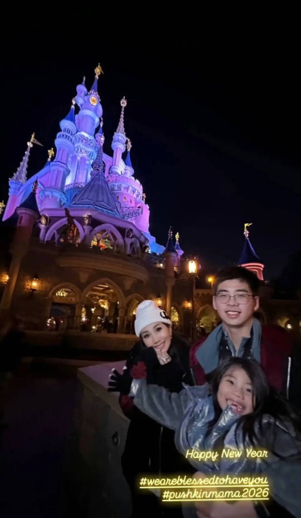 何超盈与小8岁老公感情超好。