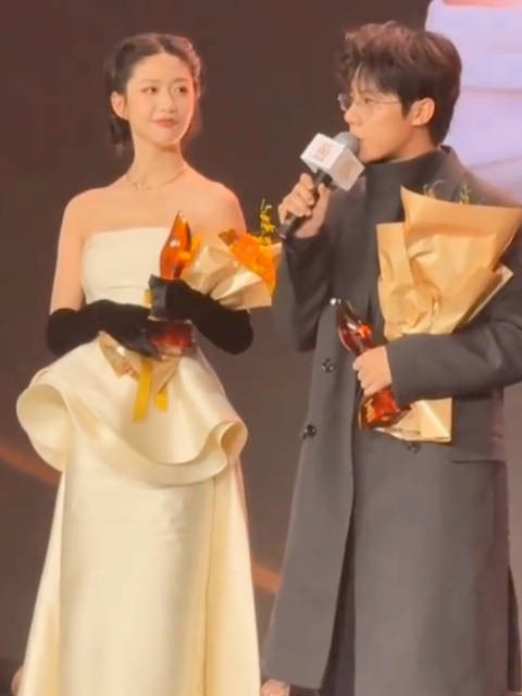 周奇向涵之同台互动引关注