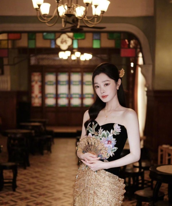 宋轶的新中式美学，半扎长发温婉动人，黑色丝绒抹胸东方韵味满满