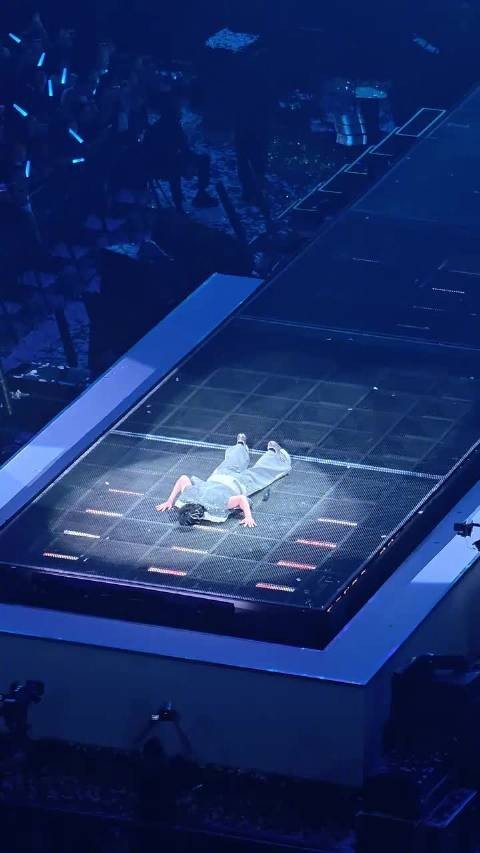 王力宏演唱会趴在地上半天没起来，项链卡到舞台地板缝隙了