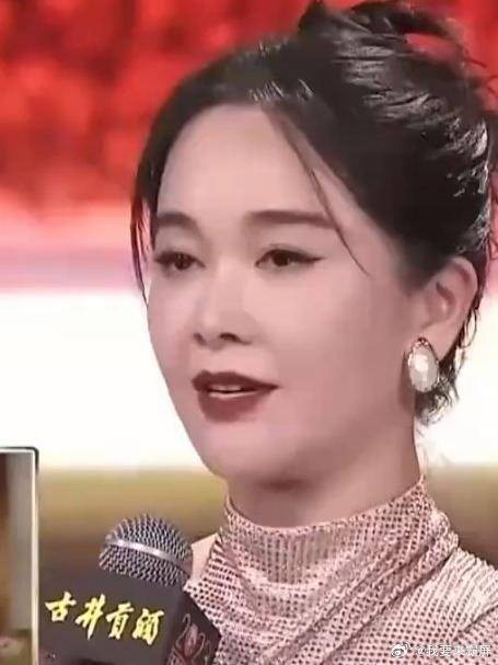 46岁左小青太大胆！高开叉裙大红唇，冯绍峰都不敢看丨国剧盛典