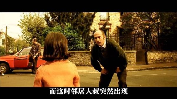 女孩用相机拍云发现特殊能力