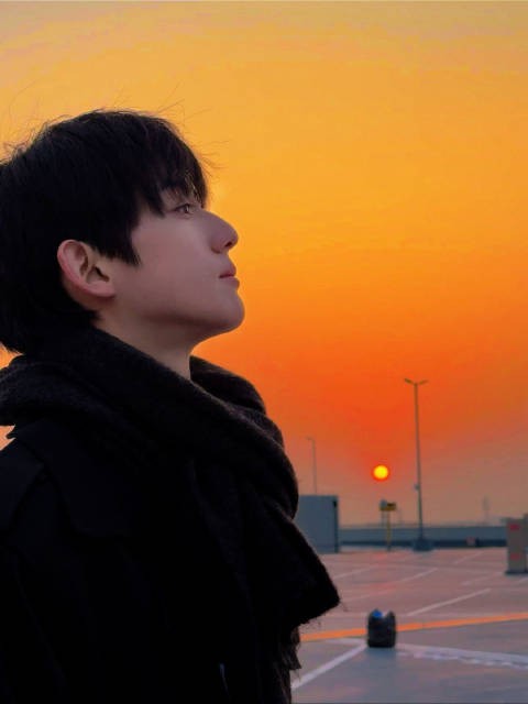 赖伟明凌霄子夜归，诗酒山河万里行