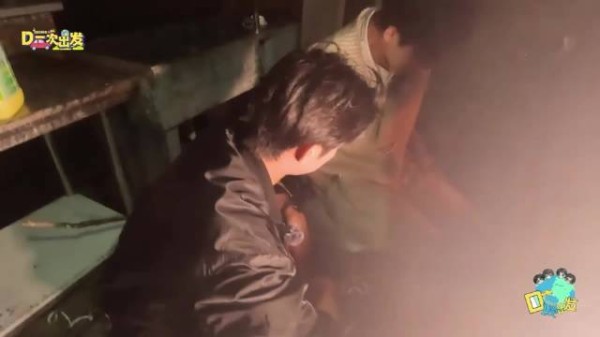 我爸真是个神人……晚上生火掏出来墨镜戴上了，在老婆面前装风度是吧