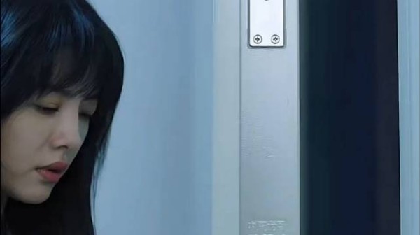 独居女孩忘带钥匙被锁门外,不料开锁师傅的一句话让她后背发凉