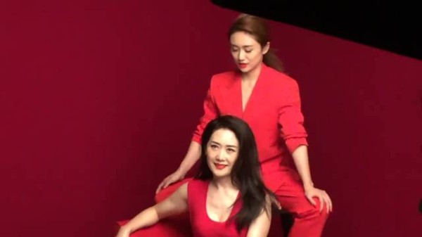 娱乐圈的#母女花_ 刘芸_和母亲10年前的写真花絮一家子都是高颜值