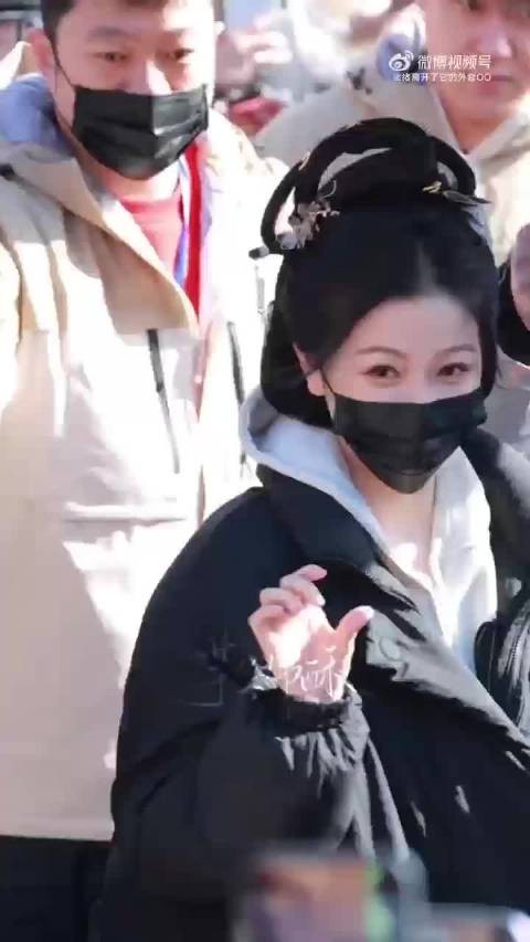 虞书欣古装开机造型亮相，与粉丝热情互动