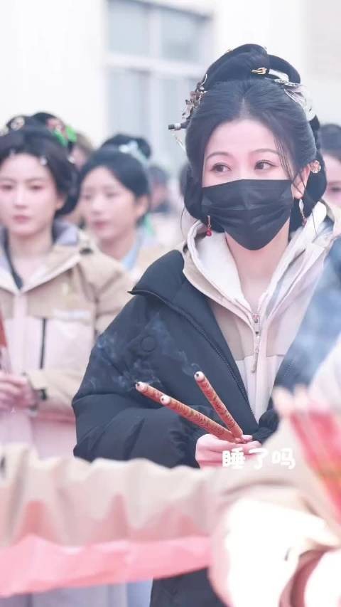 虞书欣今日开机状态，盘发上香人脸笑容好可爱