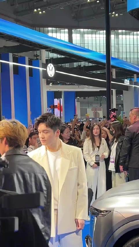 第23秒看东东害羞!一个乖乖配合拍照,把自己拍害羞了的小熊猫!樊振东