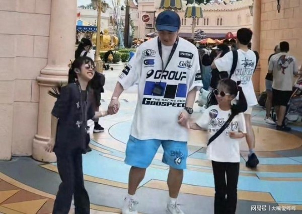 陈赫去国外度假，俩女儿一个像爸一个像妈，41岁张子萱嘟嘴卖萌