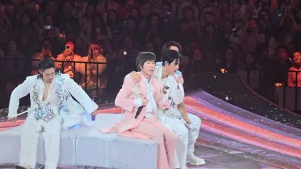 言承旭在对仔仔干什么，这个视角更牛逼了，老爱豆们敢如此开放了