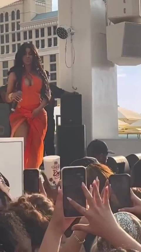 cardib：被泼饮料后用话筒砸回去