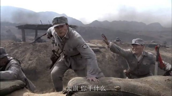 黎明绝杀:日军正吃午饭呢,战士炸战壕,一战成名威震四方