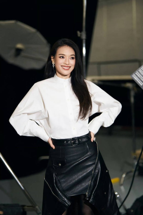 舒淇对镜头甜笑。