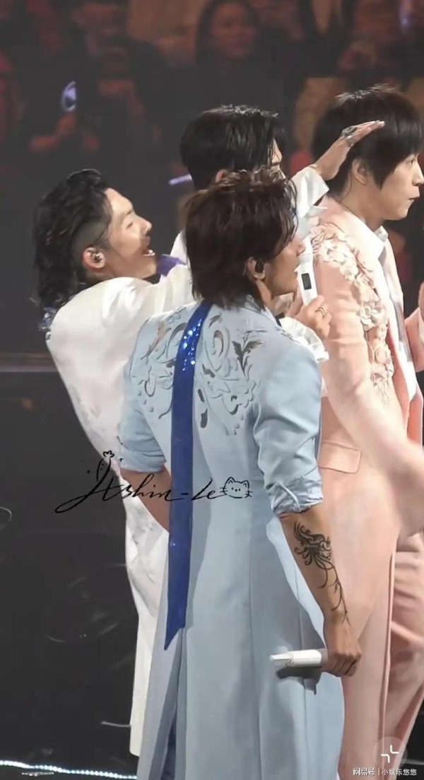 林书豪看F4成都演唱会,坐前排被言承旭喊话好腼腆,戴帽子有胡子